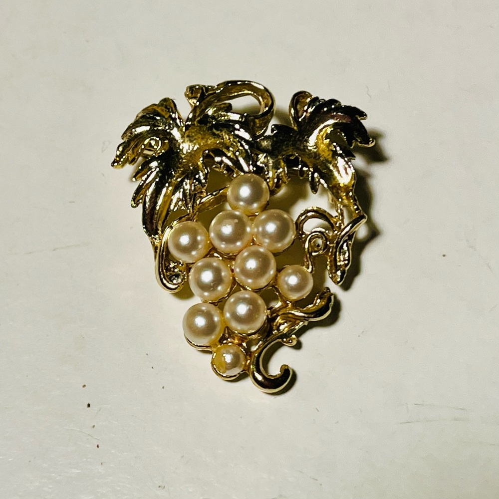 Vintage goldtone brooch faux pearl “grapes”